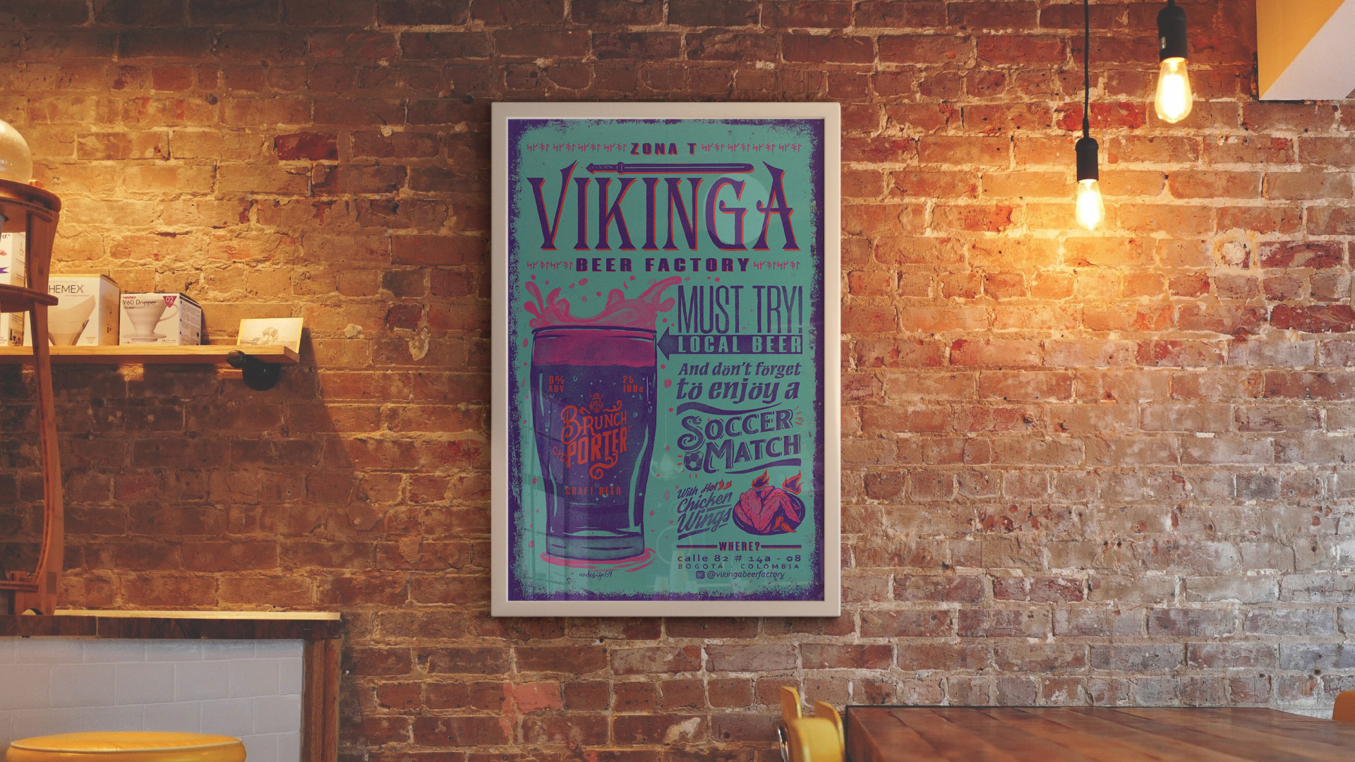 Mockup del poster Vikinga Beer Factory enmarcado sobre pared de ladrillo